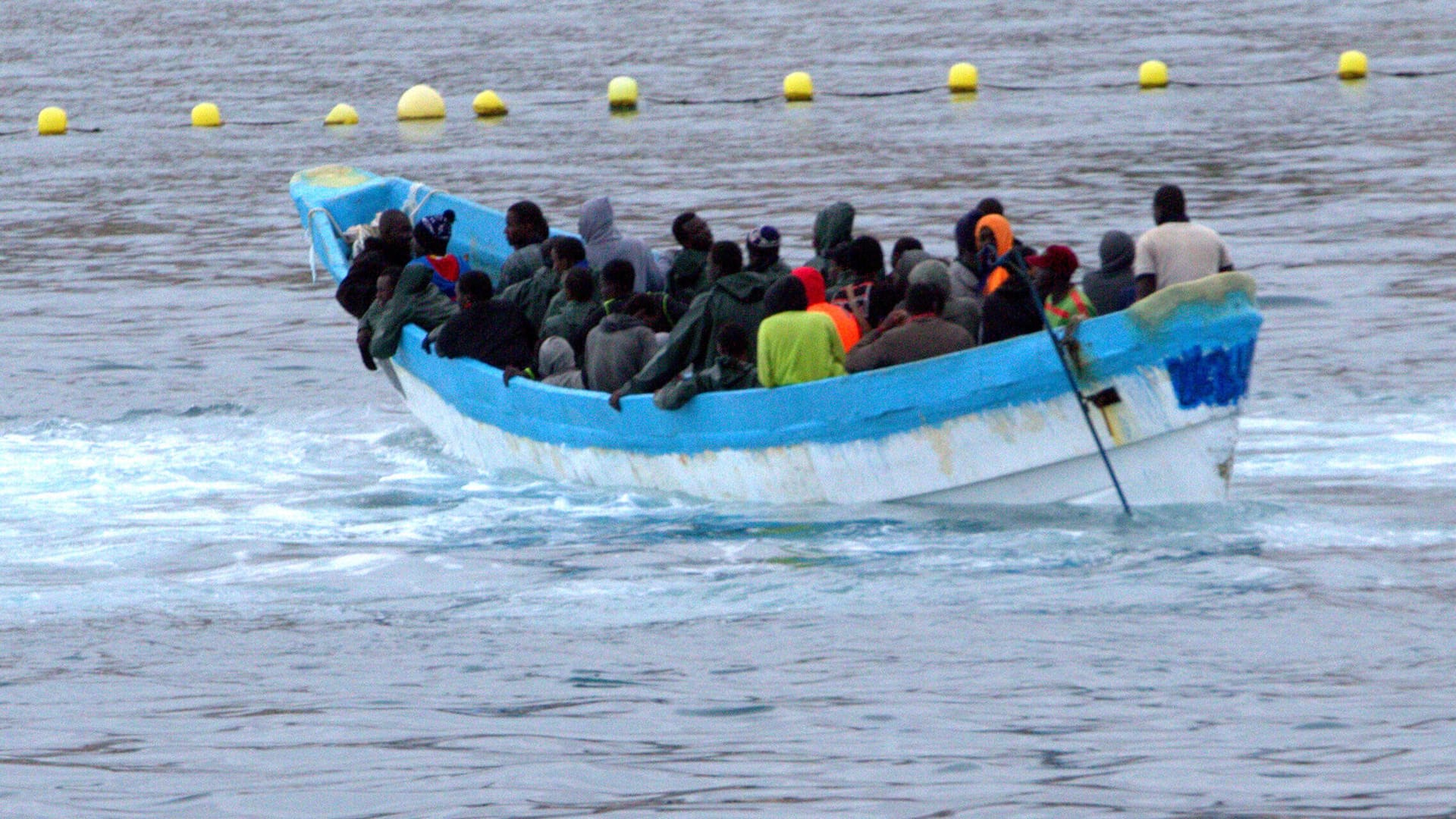 Ein Migrantenboot auf dem Weg von Nordwestafrika auf die Inselgruppe der Kanaren: Auf der Atlantikroute verloren bereits Tausende Menschen ihr Leben.