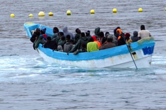 Ein Migrantenboot auf dem Weg von Nordwestafrika auf die Inselgruppe der Kanaren: Auf der Atlantikroute verloren bereits Tausende Menschen ihr Leben.