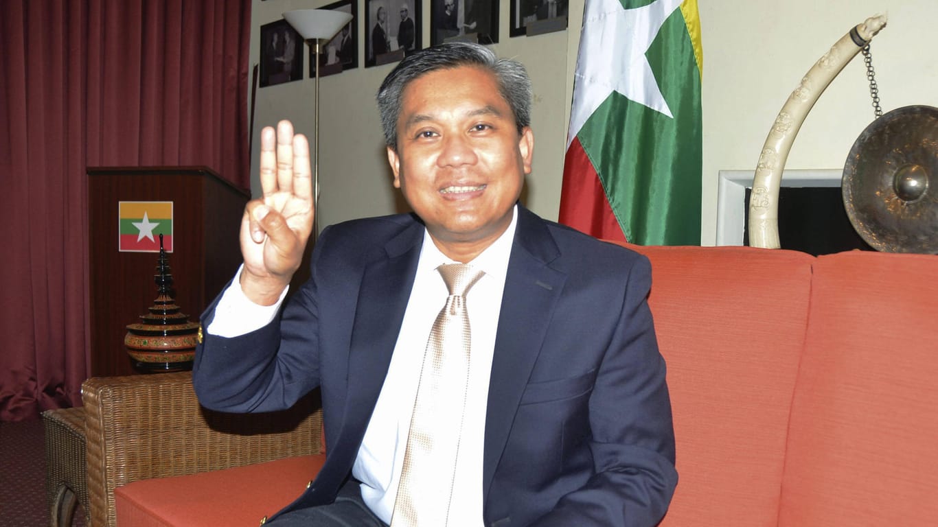 Der Botschafter von Myanmar bei der UN, Kyaw Moe Tun, hebt drei Finger als Protest gegen das Militärregime in seinem Land (Archivbild). Er soll Ziel von Attentatsplänen gewesen sein.