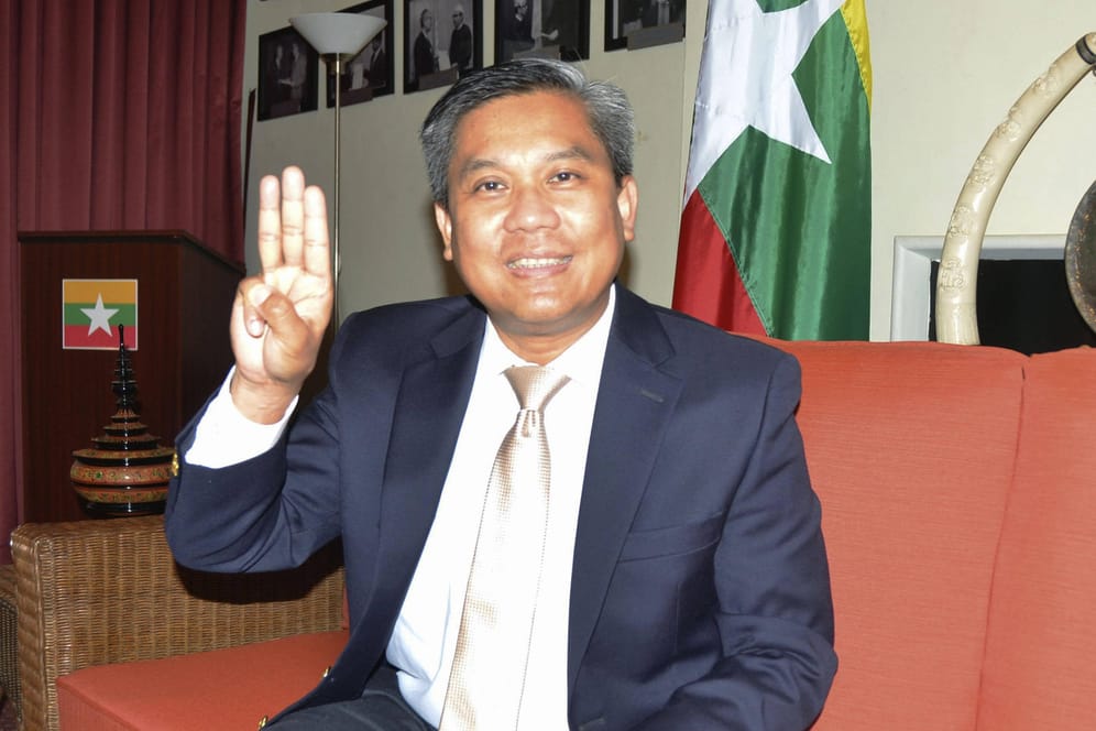 Der Botschafter von Myanmar bei der UN, Kyaw Moe Tun, hebt drei Finger als Protest gegen das Militärregime in seinem Land (Archivbild). Er soll Ziel von Attentatsplänen gewesen sein.