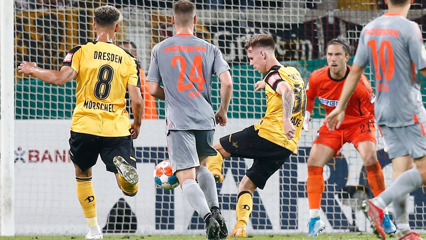 Der Siegtreffer: Dresdens Kade (M.) trifft zum 2:1 gegen Paderborn.