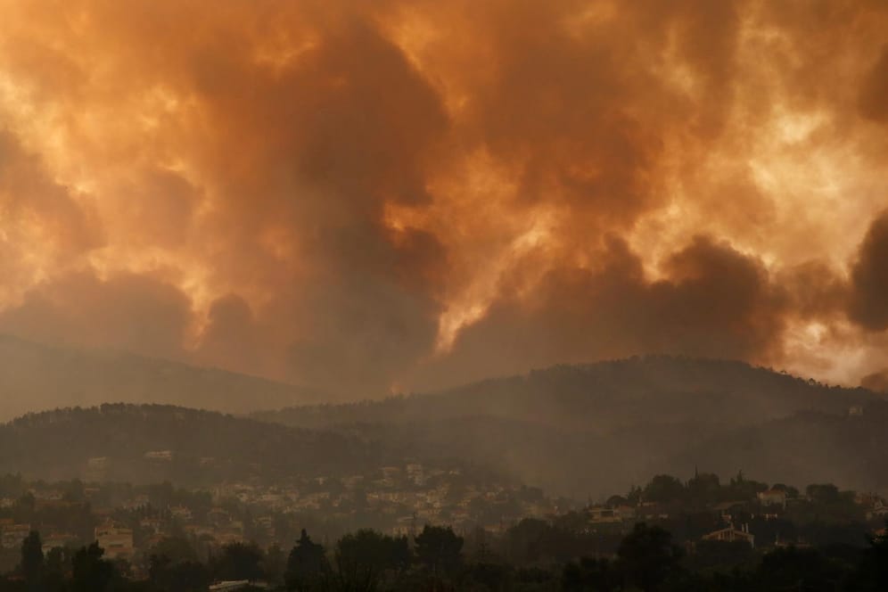 Rauch breitet sich über dem Gebirge Parnitha während eines Waldbrandes nördlich von Athen aus. Bei den verheerenden Waldbränden in Griechenland und der Türkei spitzt sich die Lage zu.