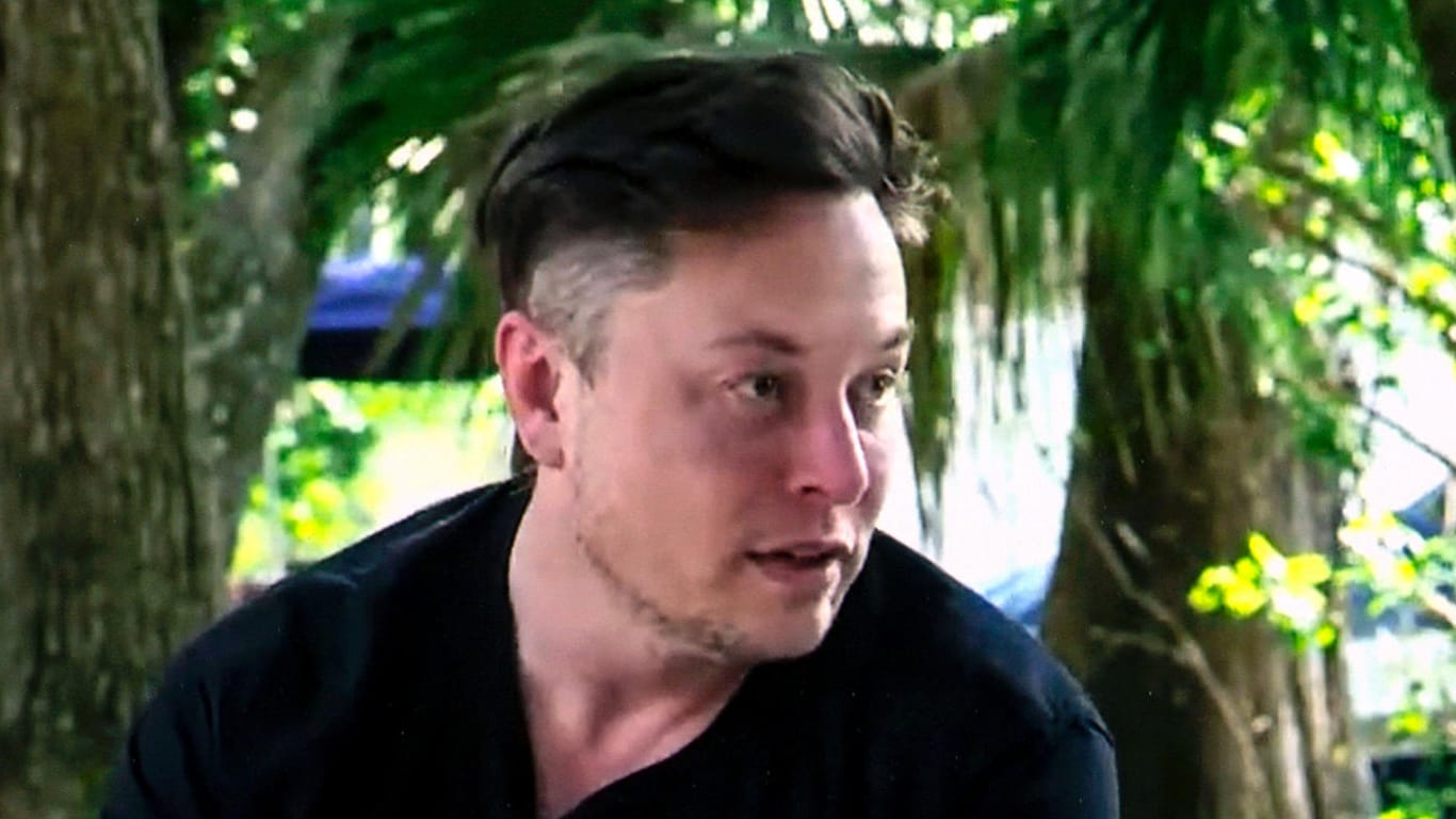 Elon Musk bei einem Fernsehinterview (Archivbild). Er fordert, die Technologie für Kryptowährungen offen zu halten.
