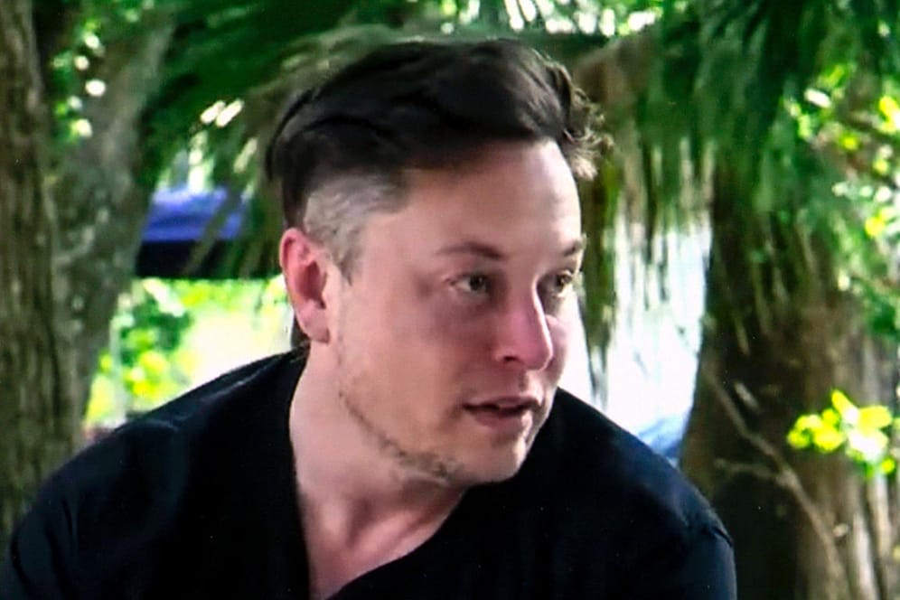 Elon Musk bei einem Fernsehinterview (Archivbild). Er fordert, die Technologie für Kryptowährungen offen zu halten.