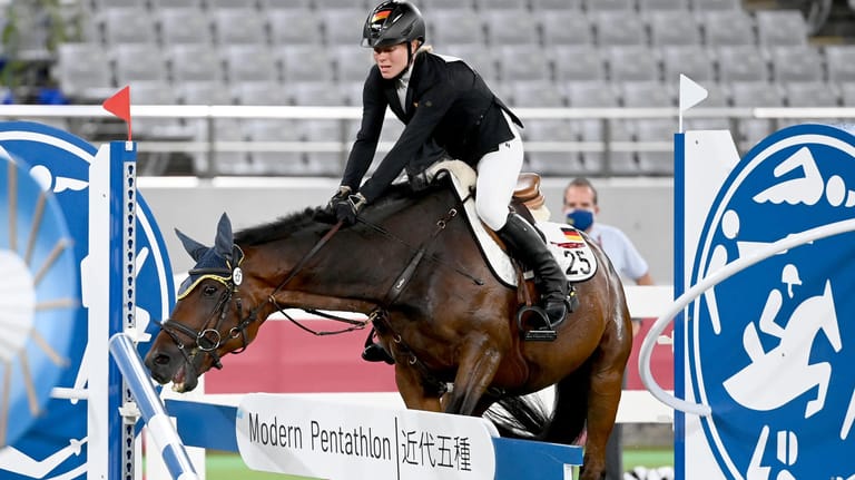 Annika Schleu scheitert am Samstag mit dem zur Verfügung gestellten Pferd an einem Hindernis.