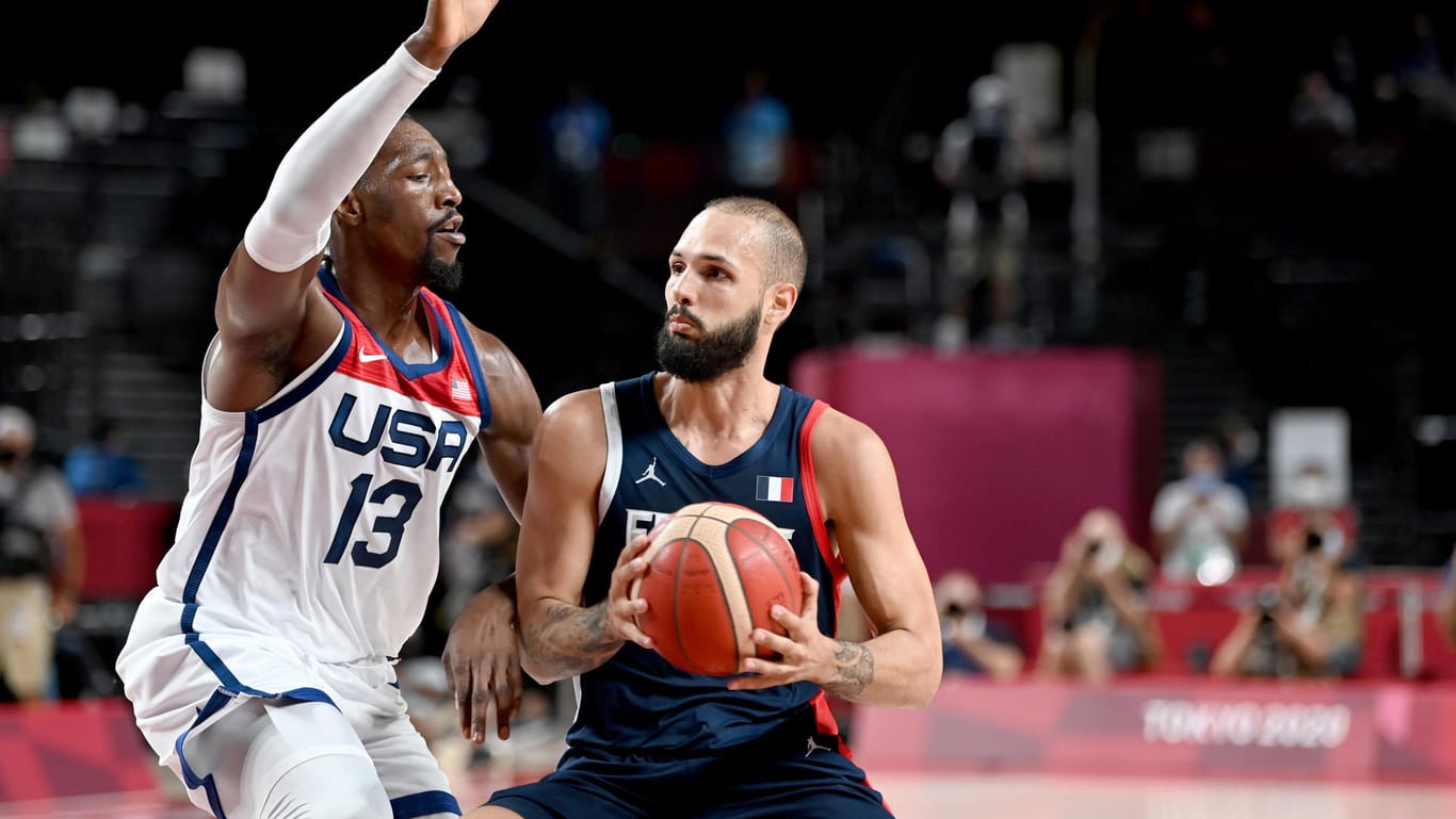 Evan Fournier (r.) wird von Bam Adebayo verteidigt: Die Franzosen hatten wenig Chancen gegen die USA.