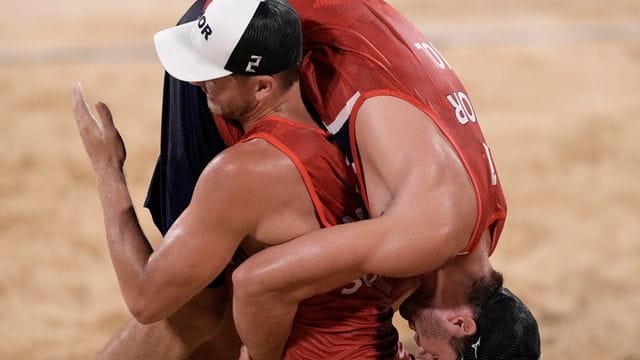Die Norweger Christian Sörum und Anders Mol haben bei den Olympischen Spielen die Goldmedaille im Beachvolleyball gewonnen. Die Norweger Christian Sörum und Anders Mol haben bei den Olympischen Spielen die Goldmedaille im Beachvolleyball gewonnen.