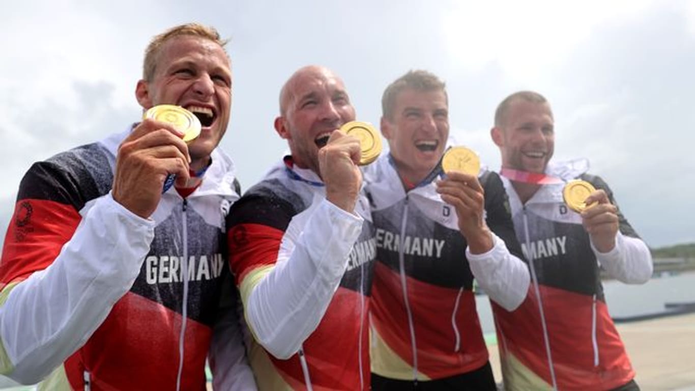 Max Rendschmidt, Ronald Rauhe, Tom Liebscher und Max Lemke feiern mit ihren Goldmedaillen.