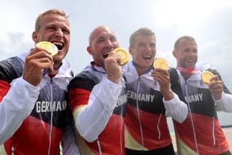 Max Rendschmidt, Ronald Rauhe, Tom Liebscher und Max Lemke feiern mit ihren Goldmedaillen.