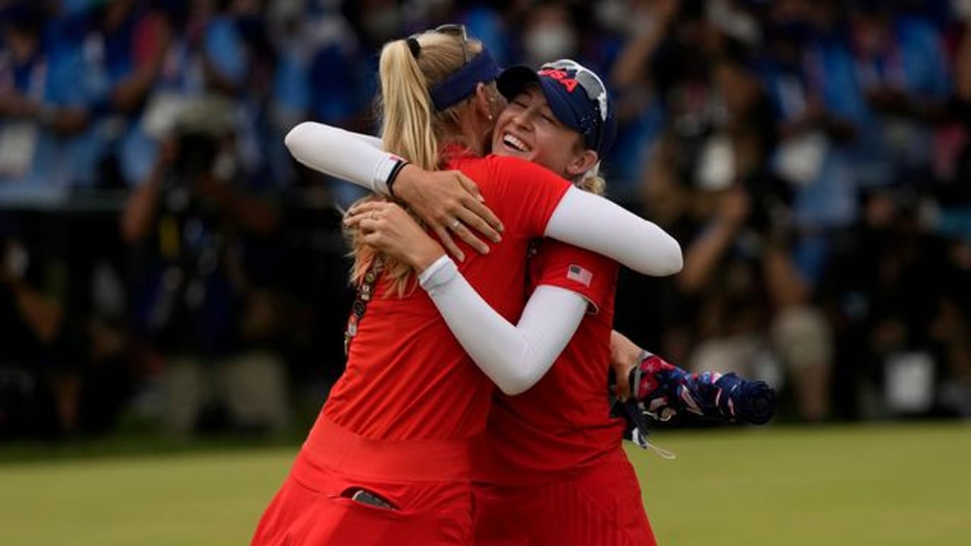 Jessica Korda (l) gratuliert ihrer Schwester Nelly zum Olympiasieg.