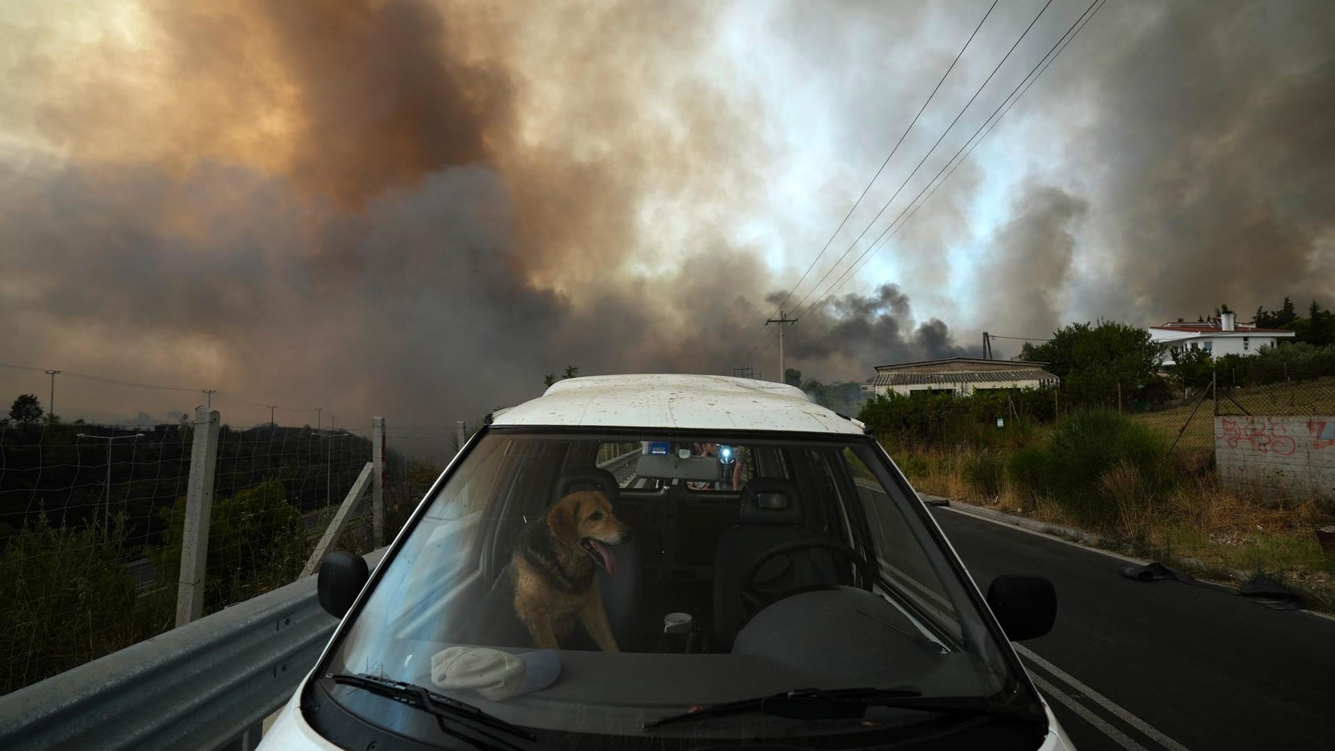 Smog und Asche über dem Norden von Athen: Tausende mussten ihre Häuser bereits verlassen.