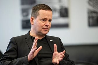 Klaus Lederer (Die Linke) spricht in seinem Büro