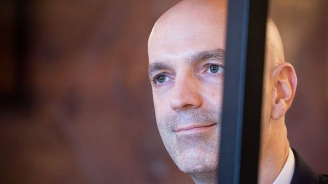 Jonas Schmidt-Chanasit sitzt bei einer Pressekonferenz