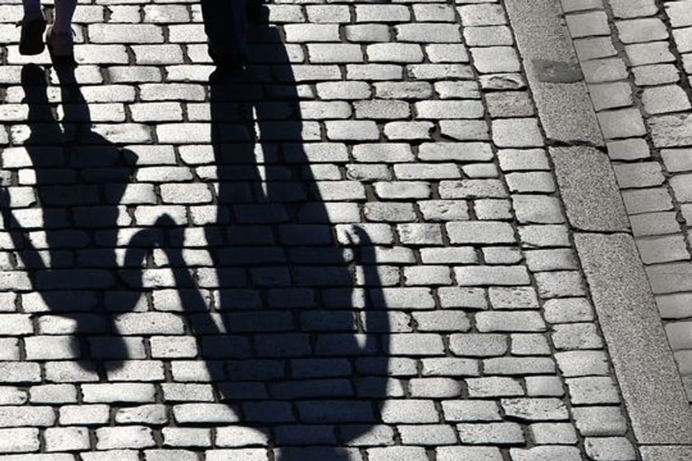 Die Schatten einer erwachsenen Person und eines Kindes