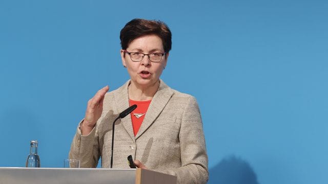 Heike Taubert (SPD) spricht bei einer Pressekonferenz