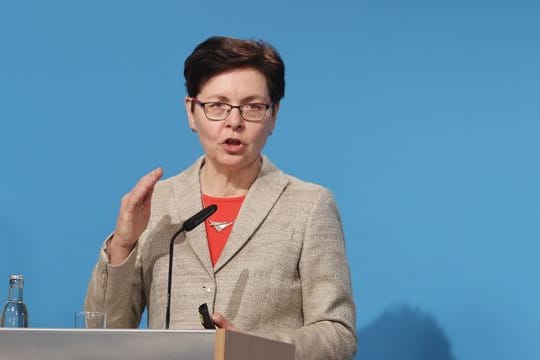 Heike Taubert (SPD) spricht bei einer Pressekonferenz