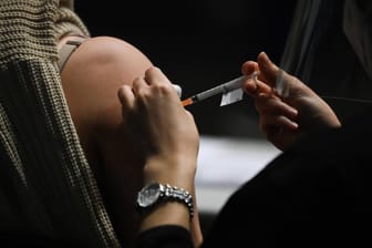 Schutzimpfung gegen Corona: Experte Kaderali hat die Effekte der Impfungen auf die vierte Welle modelliert.
