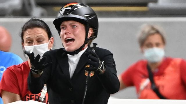 Fünfkämpferin Annika Schleu (M) ist nach dem Reiten fassungslos Bundestrainerin Kim Raisner (l) wurde einen Tag danach von Olympia ausgeschlossen.