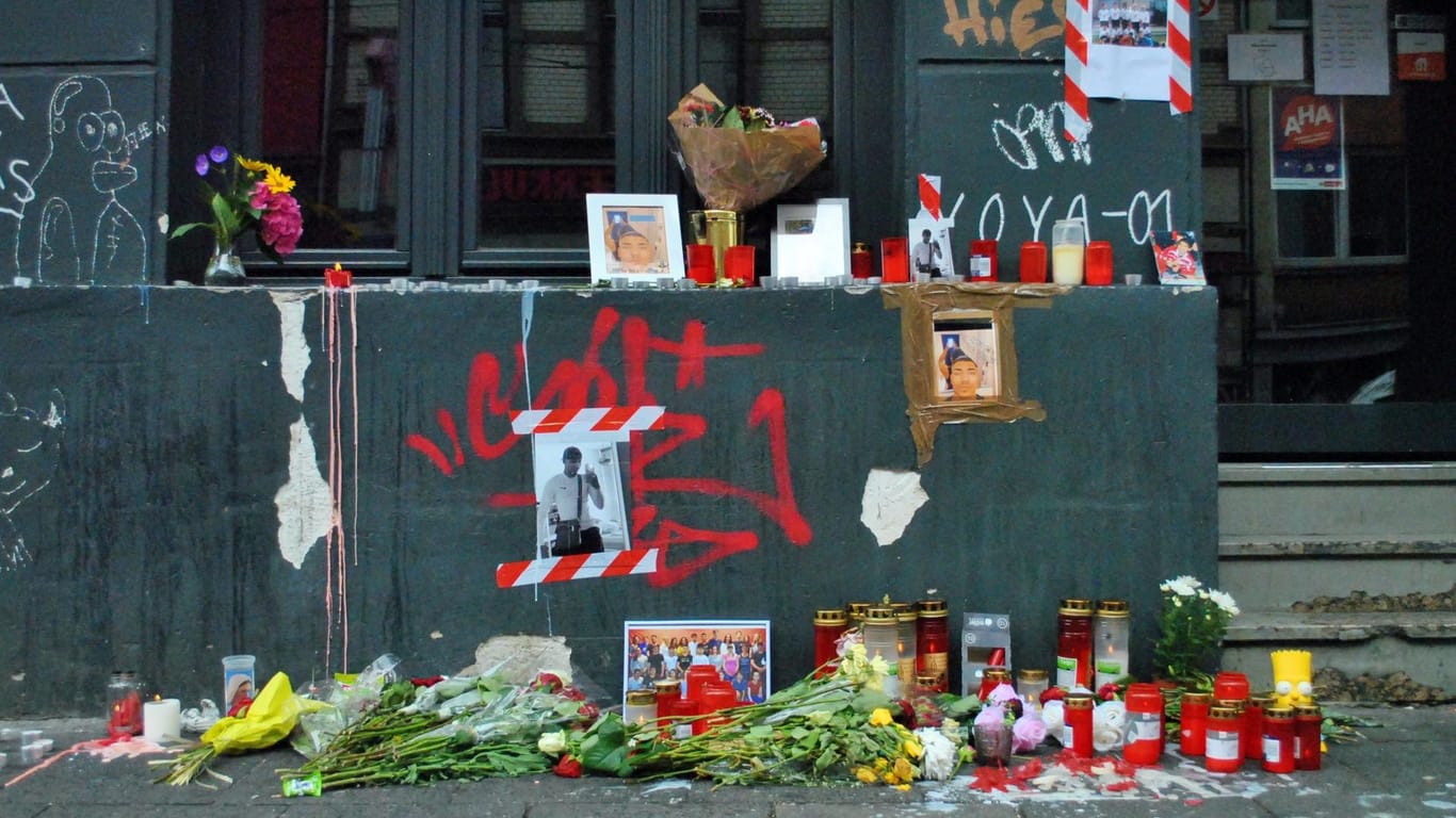 Der Tatort auf der Zülpicher Straße: Freunde und Bekannte des 18-jährigen Opfers haben hier eine Gedenkstätte errichtet.