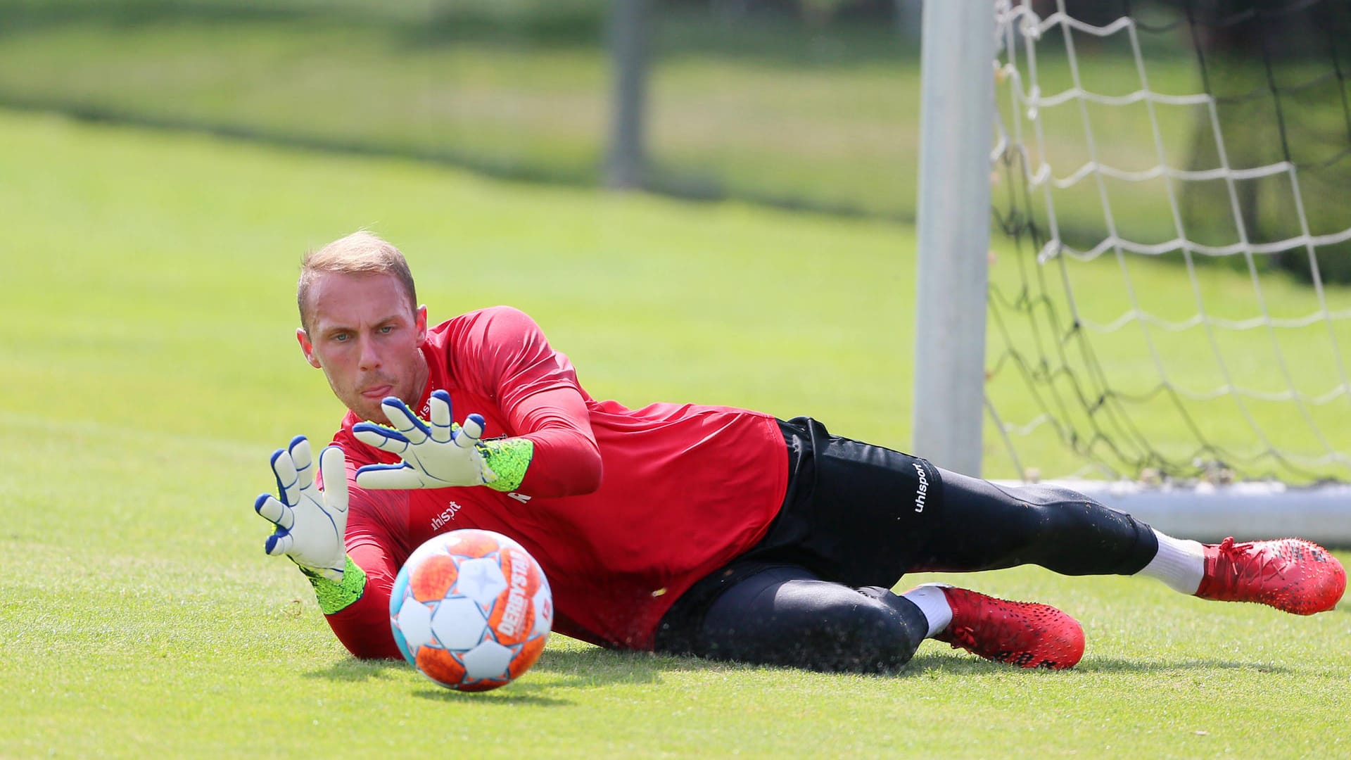 Marvin Schwäbe zeigt vollen Körpereinsatz im Trainingslager in Donaueschingen: Der Neuzugang darf in der ersten Pokalrunde in den Kasten.