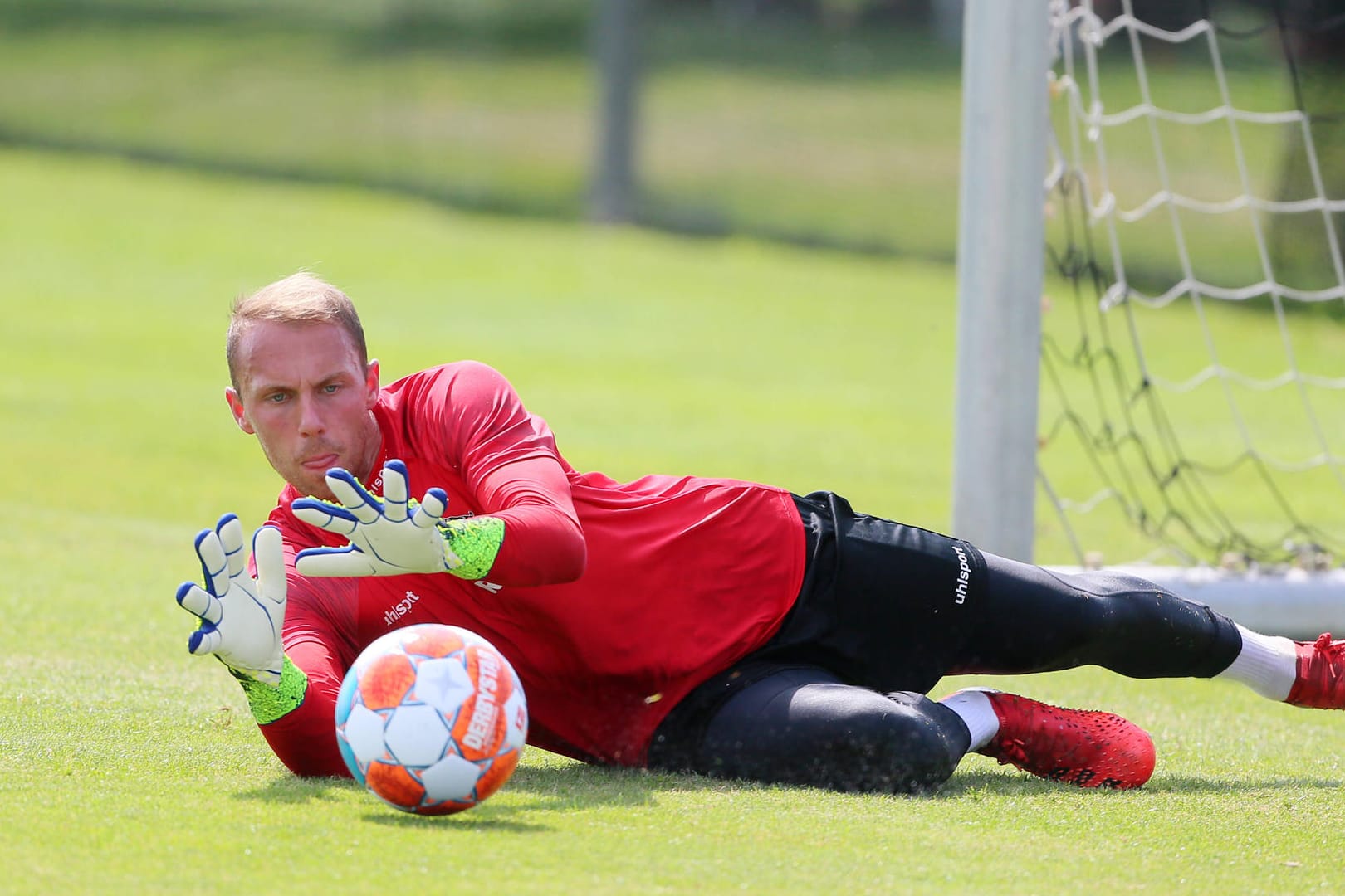 Marvin Schwäbe zeigt vollen Körpereinsatz im Trainingslager in Donaueschingen: Der Neuzugang darf in der ersten Pokalrunde in den Kasten.