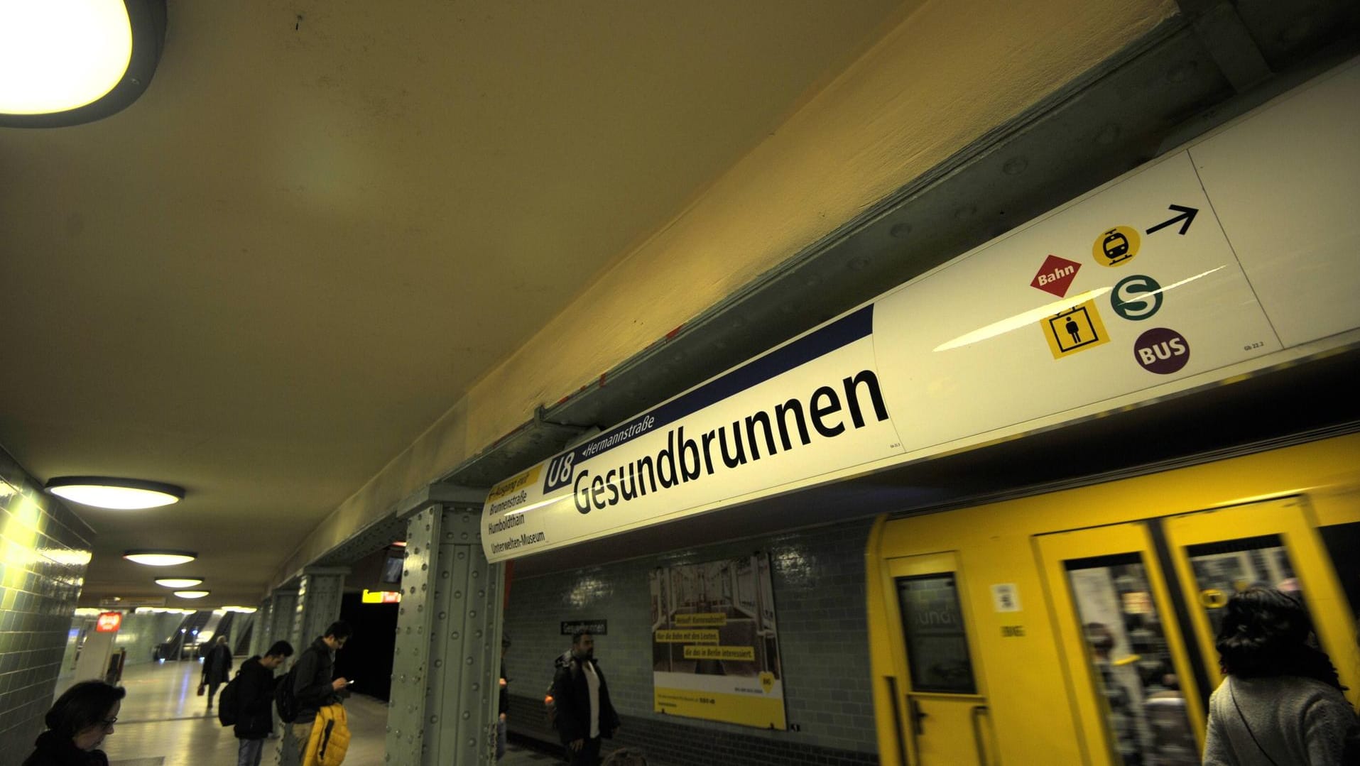 Ein Zug der U-Bahnlinie 8 hält im U-Bahnhof Gesundbrunnen: Fahrgäste haben die Notbremse gezogen. Ein Zug der U-Bahnlinie 8 hält im U-Bahnhof Gesundbrunnen: Fahrgäste haben die Notbremse gezogen.