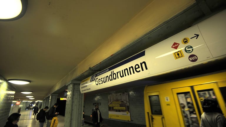Ein Zug der U-Bahnlinie 8 hält im U-Bahnhof Gesundbrunnen: Fahrgäste haben die Notbremse gezogen.
