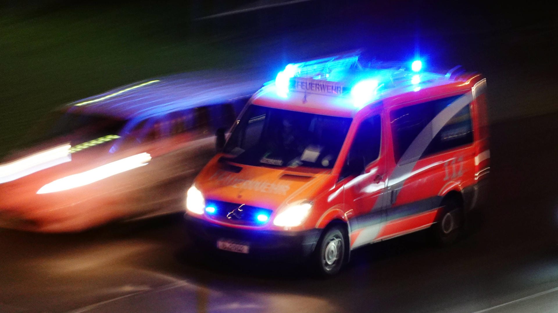 Rettungswagen der Berliner Feuerwehr auf Einsatzfahrt: Eine Fußgängerin war kurzzeitig bewusstlos. Rettungswagen der Berliner Feuerwehr auf Einsatzfahrt: Eine Fußgängerin war kurzzeitig bewusstlos.