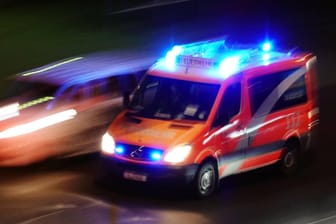 Rettungswagen der Berliner Feuerwehr auf Einsatzfahrt: Eine Fußgängerin war kurzzeitig bewusstlos.