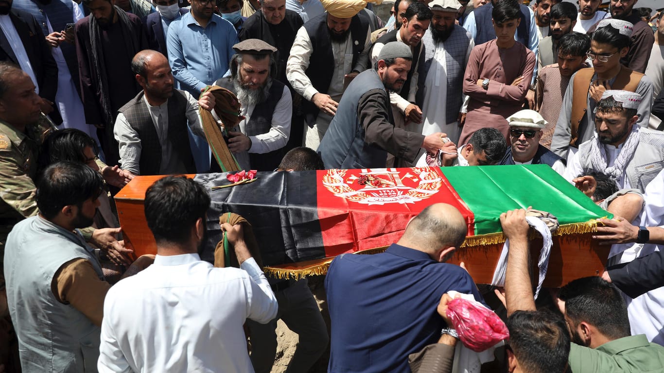 Beerdigung des Regierungssprechers Daua Khan Menapal in Kabul an diesem Samstag: Auch er fiel den Taliban zum Opfer.