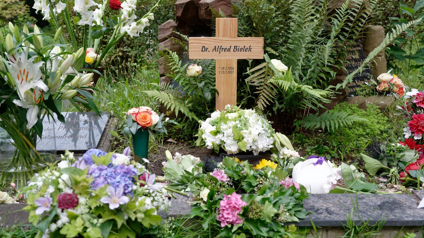 Ein Holzkreuz steht auf der Grabstätte des Fernsehmoderators Alfred Biolek auf dem Melatenfriedhof: Erst nach der offiziellen Schließungszeit des Friedhofs wurde die Urne mit der Asche hier beigesetzt.
