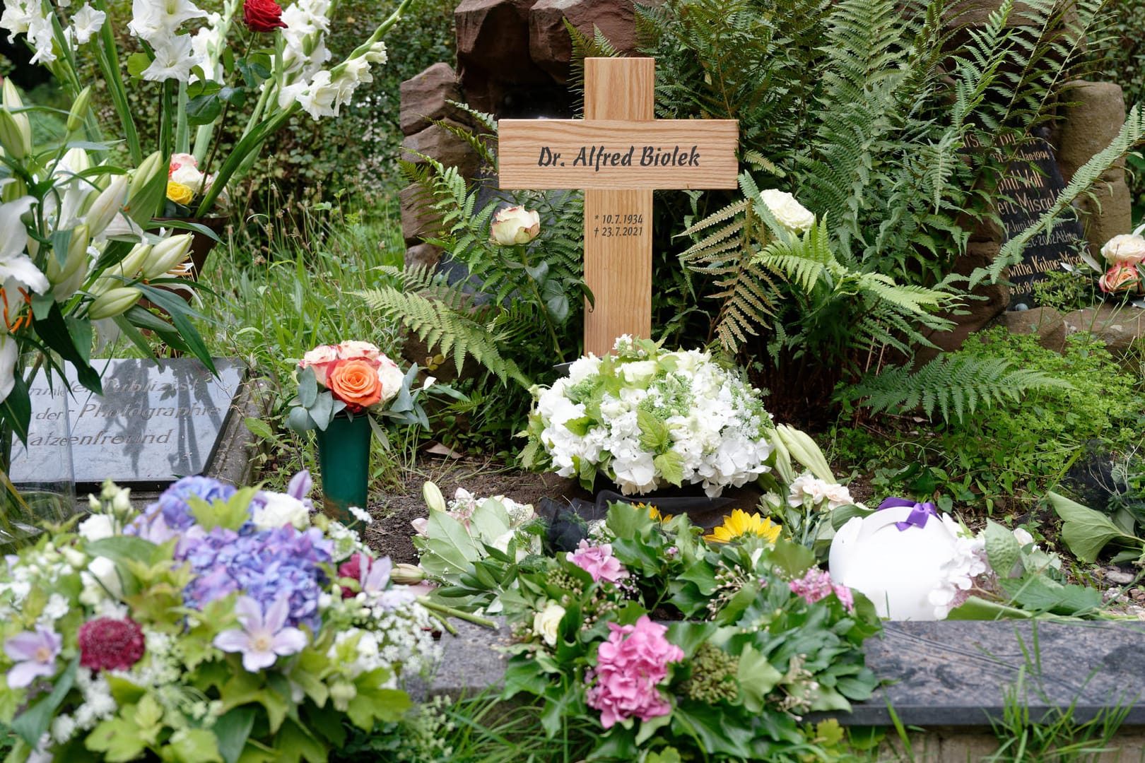 Ein Holzkreuz steht auf der Grabstätte des Fernsehmoderators Alfred Biolek auf dem Melatenfriedhof: Erst nach der offiziellen Schließungszeit des Friedhofs wurde die Urne mit der Asche hier beigesetzt.