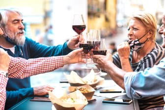 Anstoßen: Menschen ab 75 Jahren konsumieren laut einer neuen Statistik mehr Alkohol als Jüngere.
