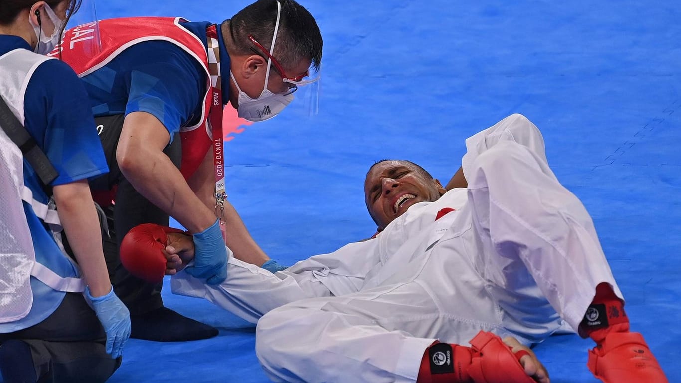 Jonathan Horne liegt verletzt am Boden: Für den deutschen Karateka sind die Olympischen Spiele vorzeitig zu Ende gegangen.