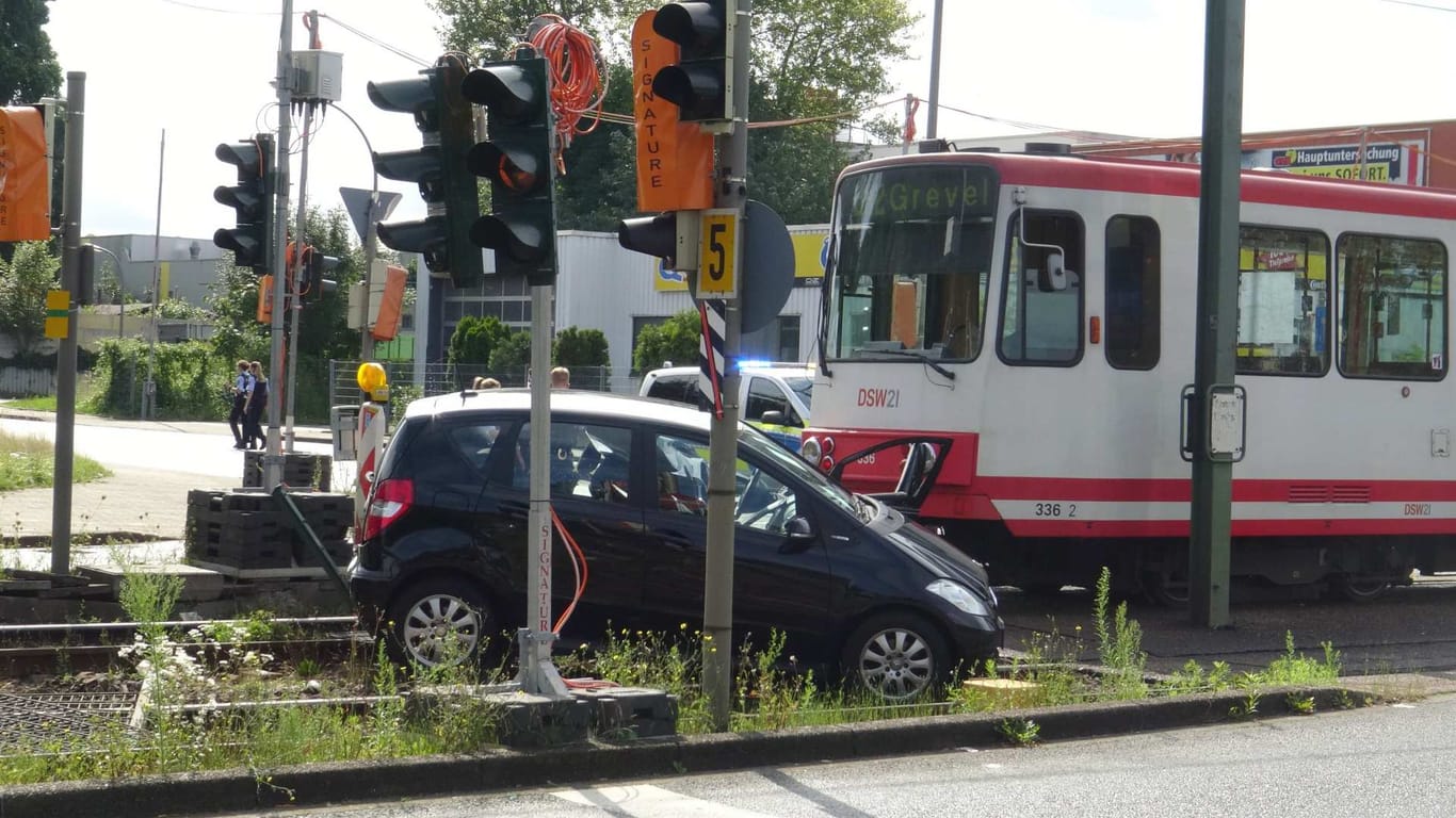 Ein Auto steht im Gleisbett der Dortmunder Stadtbahn: Der Bahnfahrer hat einen Schock erlitten.