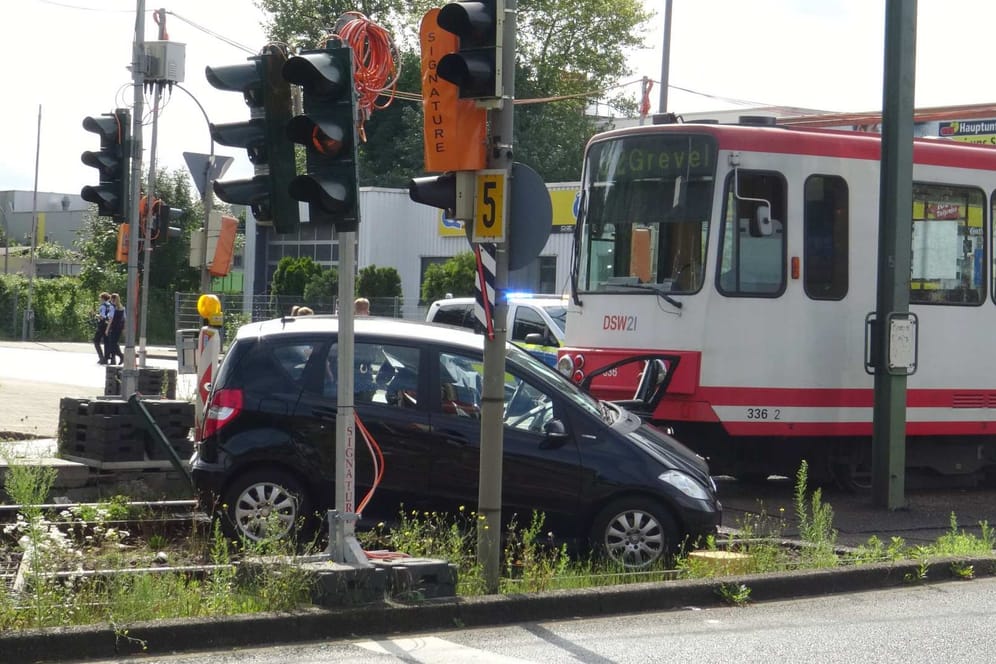 Ein Auto steht im Gleisbett der Dortmunder Stadtbahn: Der Bahnfahrer hat einen Schock erlitten.