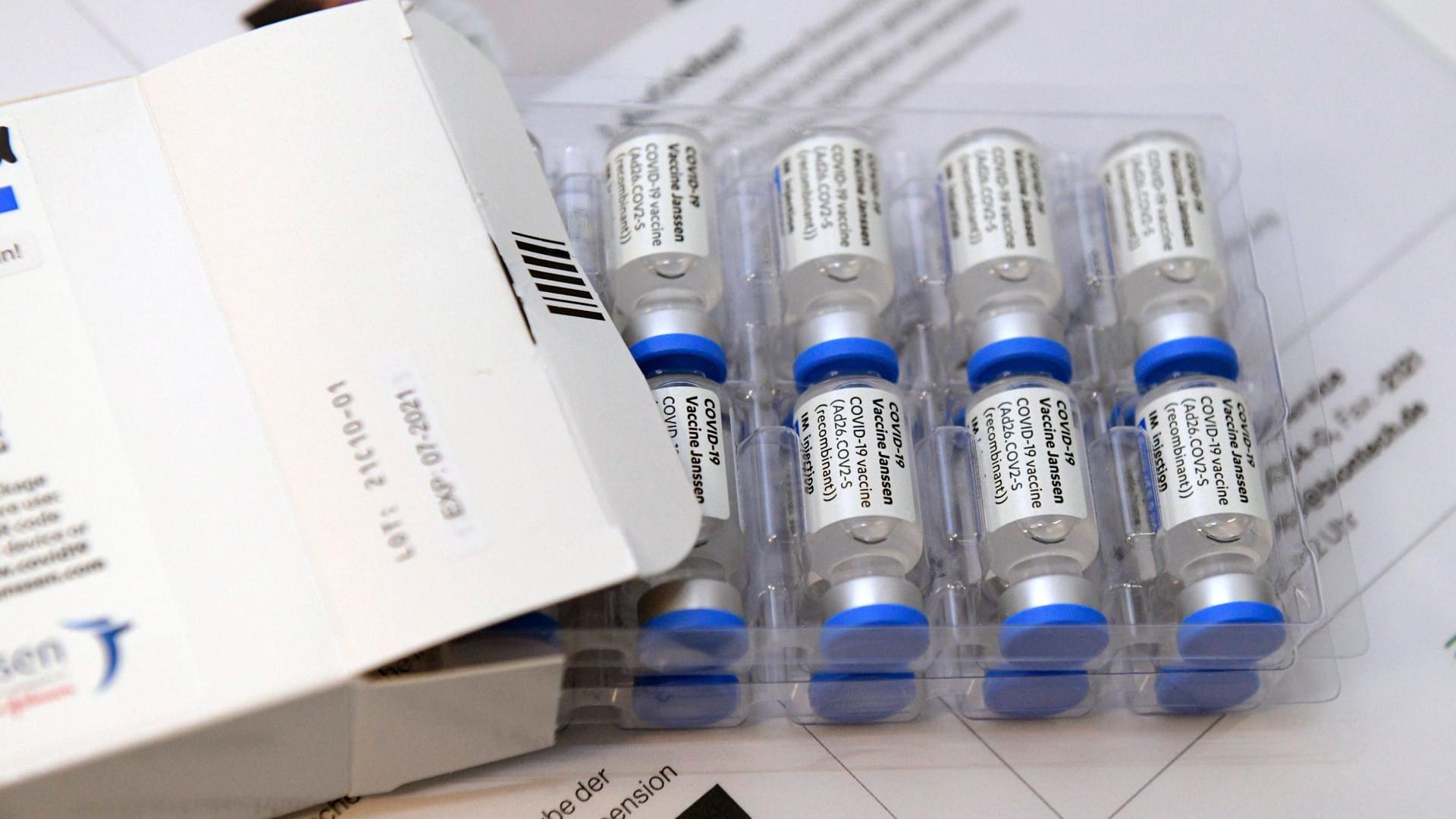 Impfstoff des Herstellers Johnson & Johnson (Symbolbild): Fast 20.000 Dosen von Impfstoffen gegen das Coronavirus mussten in Köln entsorgt werden. Impfstoff des Herstellers Johnson & Johnson (Symbolbild): Fast 20.000 Dosen von Impfstoffen gegen das Coronavirus mussten in Köln entsorgt werden.