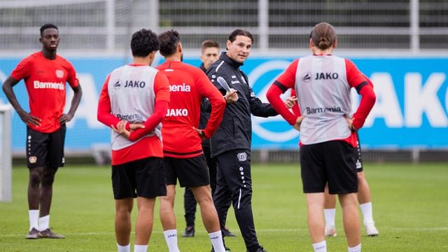 Muss mit Leverkusen bei Underdog Lok Leipzig ran: Bayer-Coach Gerardo Seoane (dunkle Jacke). Muss mit Leverkusen bei Underdog Lok Leipzig ran: Bayer-Coach Gerardo Seoane (dunkle Jacke).