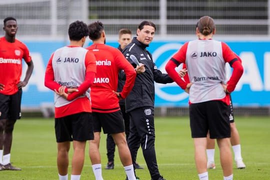 Muss mit Leverkusen bei Underdog Lok Leipzig ran: Bayer-Coach Gerardo Seoane (dunkle Jacke).