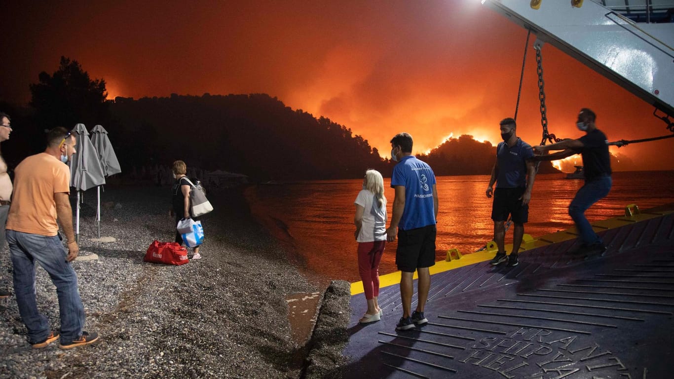 Flammen auf der griechischen Insel Evia: Hunderte Bewohner wurden evakuiert, Tausende sind es in ganz Griechenland.