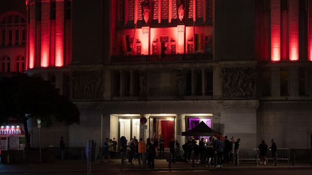 Menschen stehen vorm Metropol am Nollendorfplatz; Der Club ist Teil des Berliner Pilotprojektes zum Neustart der Clubszene.