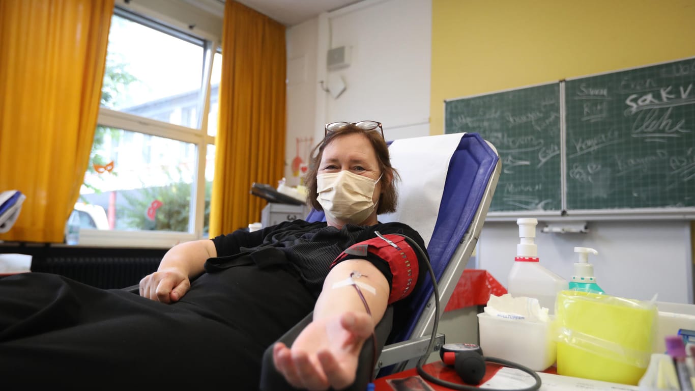 Claudia Benning (59) ist zum zweiten Mal bei einer Blutspende: "Menschlichkeit" ist ihre Motivation.