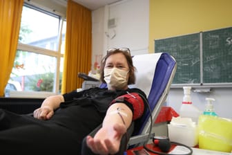 Claudia Benning (59) ist zum zweiten Mal bei einer Blutspende: "Menschlichkeit" ist ihre Motivation.