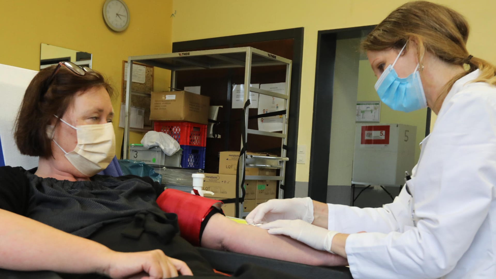 Die medizinische Assistentin Dorothea Schlüter (r.) legt einen Zugang in den linken Arm von Claudia Benning.