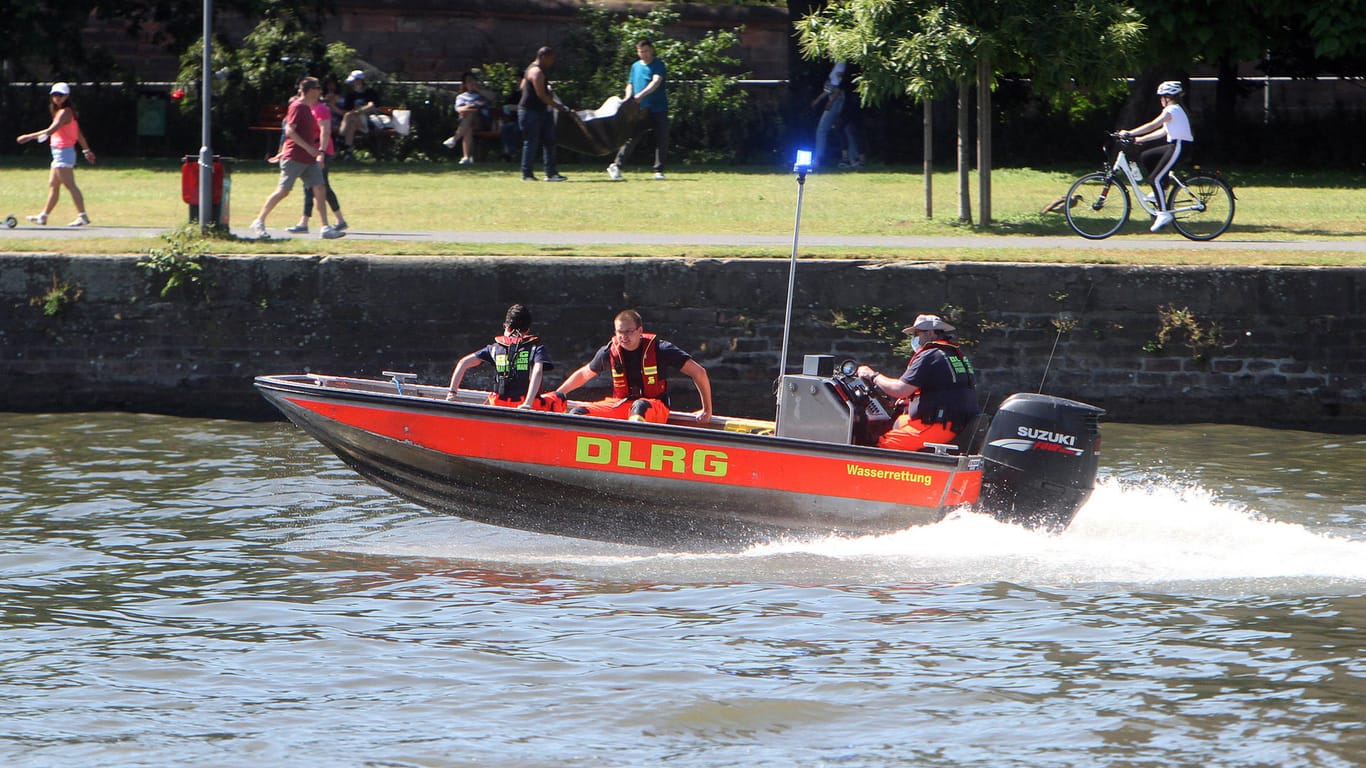 Rettungsboot der DLRG fährt auf dem Main in Frankfurt: Rettungskräfte haben in dem Fluss nach einem Mann gesucht.
