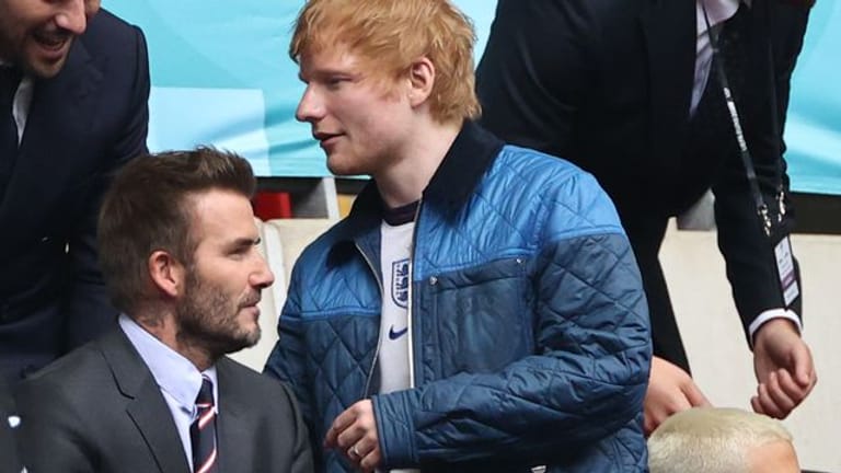 Kicker unter sich: David Beckham und Ed Sheeran beim WM-Achtelfinale England - Deutschland im Wembley Stadion.