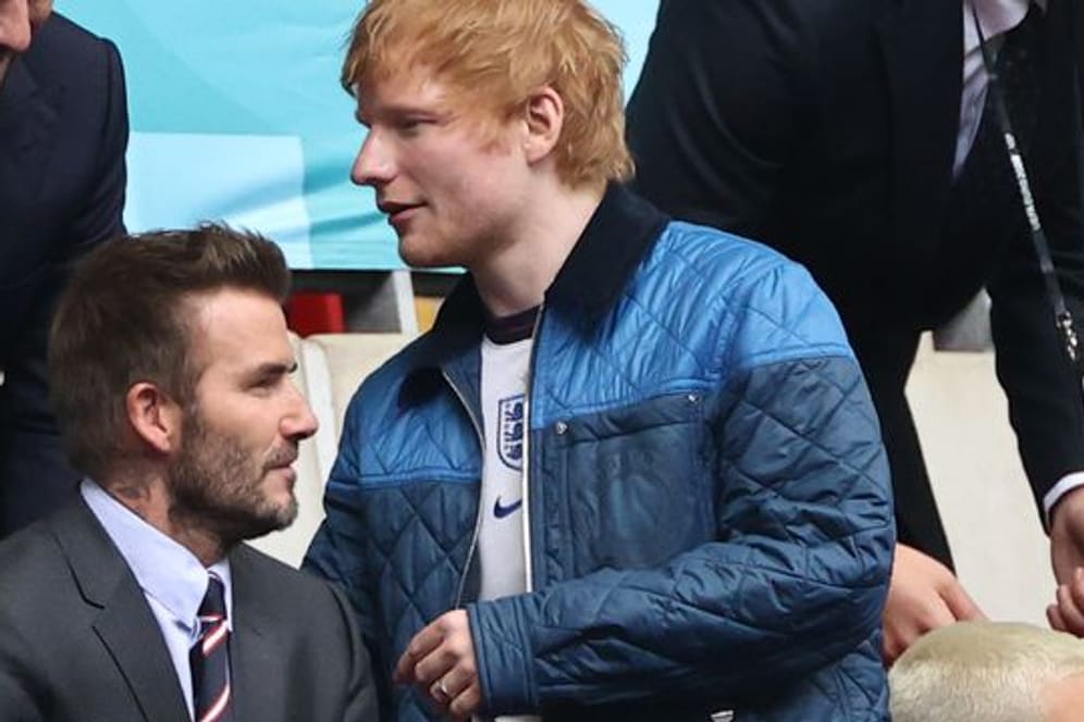 Kicker unter sich: David Beckham und Ed Sheeran beim WM-Achtelfinale England - Deutschland im Wembley Stadion.