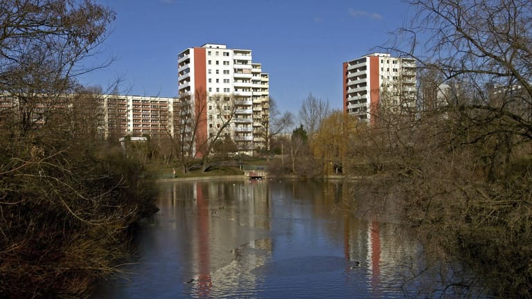 Hochhäuser spiegeln sich im Fennpfuhl in Berlin-Lichtenberg: In einem Wohnhaus im Stadtteil wurde eine Leiche entdeckt.