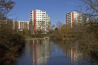 Hochhäuser spiegeln sich im Fennpfuhl in Berlin-Lichtenberg: In einem Wohnhaus im Stadtteil wurde eine Leiche entdeckt.