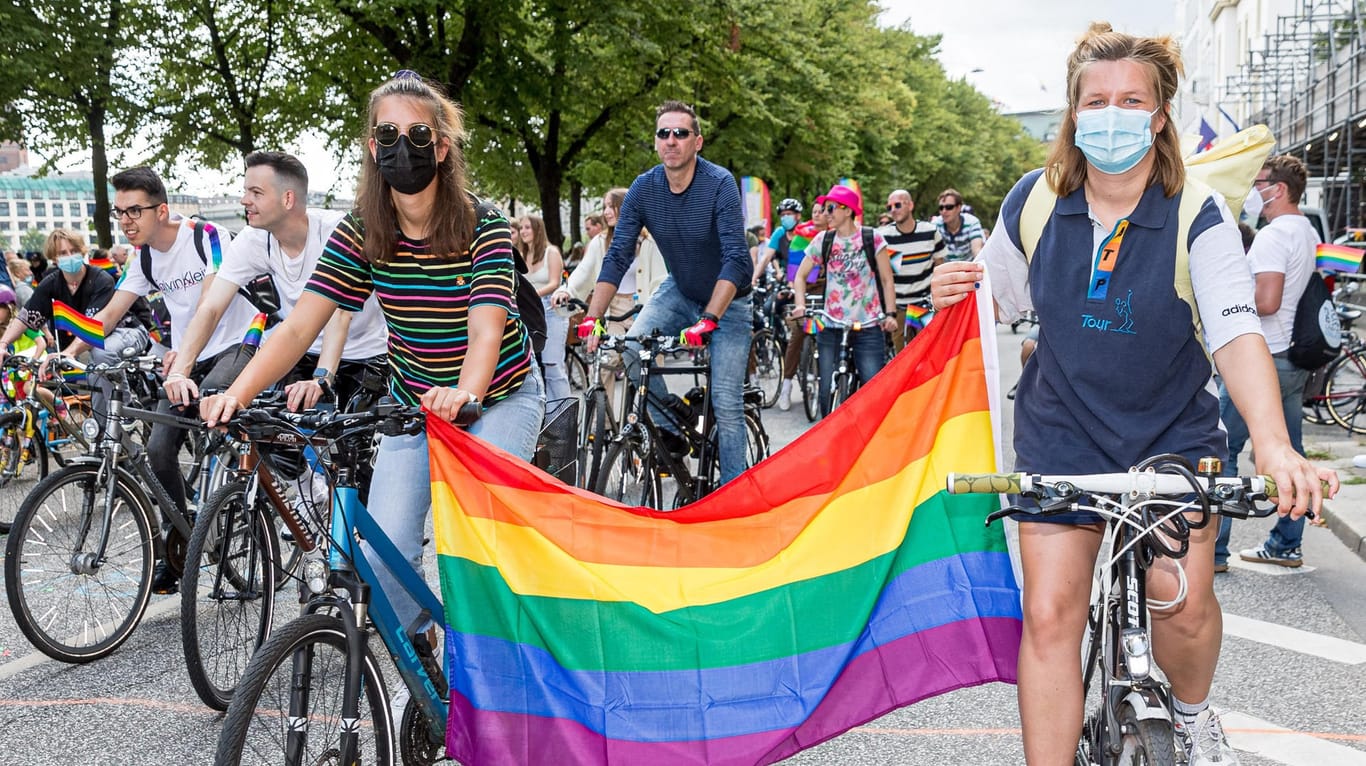 Demonstrationsteilnehmerinnen fahren mit einer Regenbogenfahne bei der CSD-Fahrraddemo mit: Wegen Corona fand die Parade dieses Jahr auf Rädern statt.